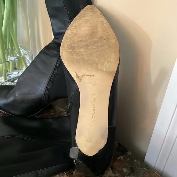 Calvin Klein. 8 1/2. Medium  Good for wide calves - Picture 3 of 3